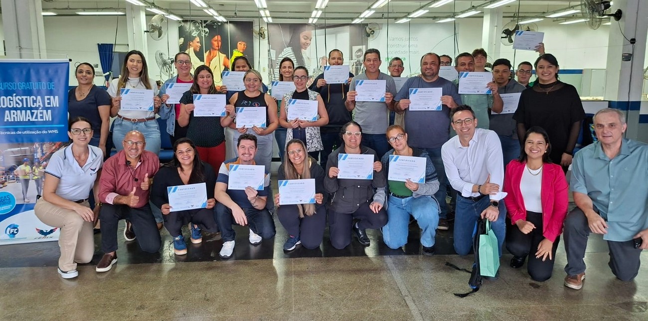 Foto de todo mundo com certificado
